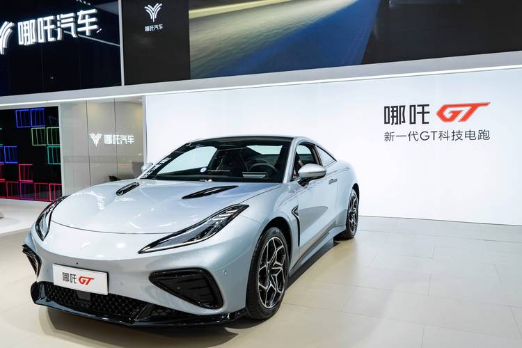 佛山292哪吒汽车在智能汽车领域的表现，领途汽车在新能源汽车市场中的影响力